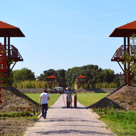 Historische tuinders Matilo leren snoeien