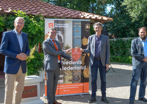 Historische tuinders Matilo leren snoeien
